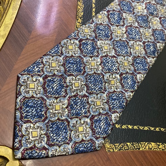 Luxurious Tie - Picture 1 of 3